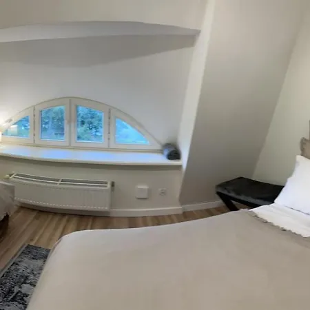 Island מלון דירות 3*