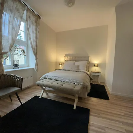 Island מלון דירות 3*